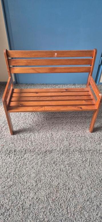 Houten kinderbankje beschikbaar voor biedingen