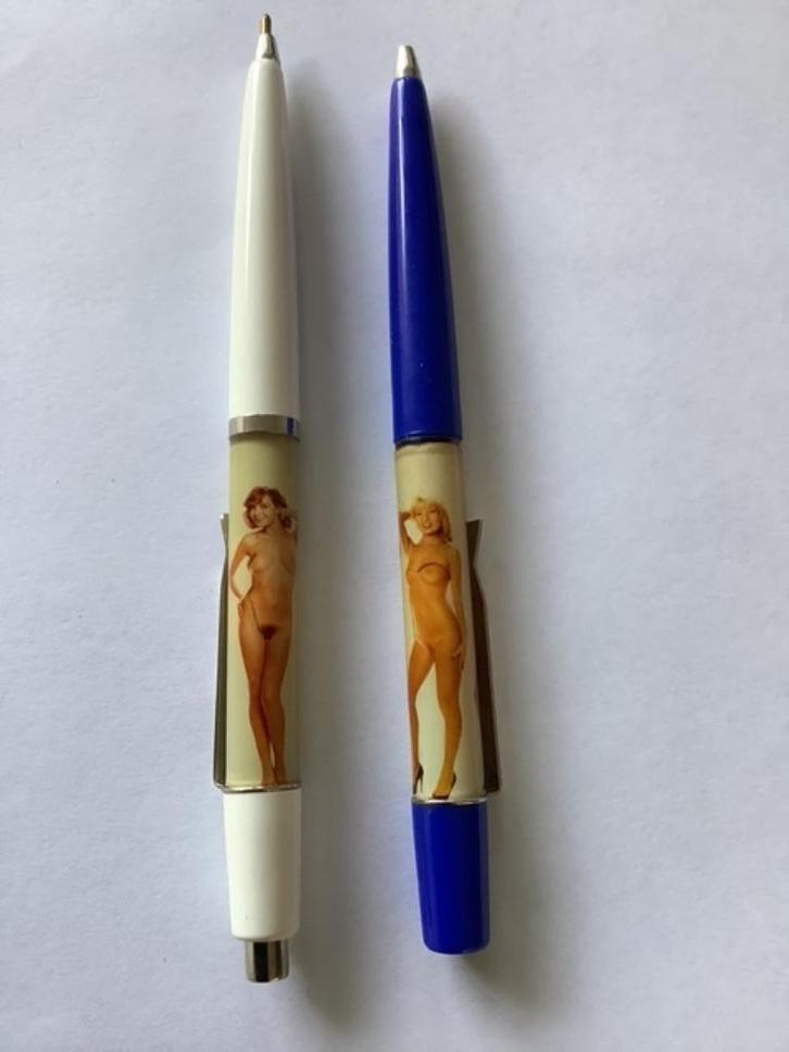 2x erotische pen ca '50 dames strippen door pen te draaien, Verzamelen, Pennenverzamelingen, Zo goed als nieuw, Balpen, Overige merken