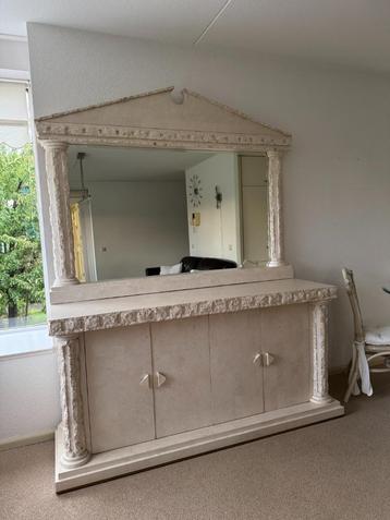Prachtig klassiek dressoir/sideboard met spiegel (steenlook) beschikbaar voor biedingen
