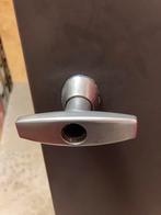 Gezocht T-handgreep met slot voor stalen kast, Doe-het-zelf en Verbouw, Ophalen of Verzenden, Gebruikt, Overige typen