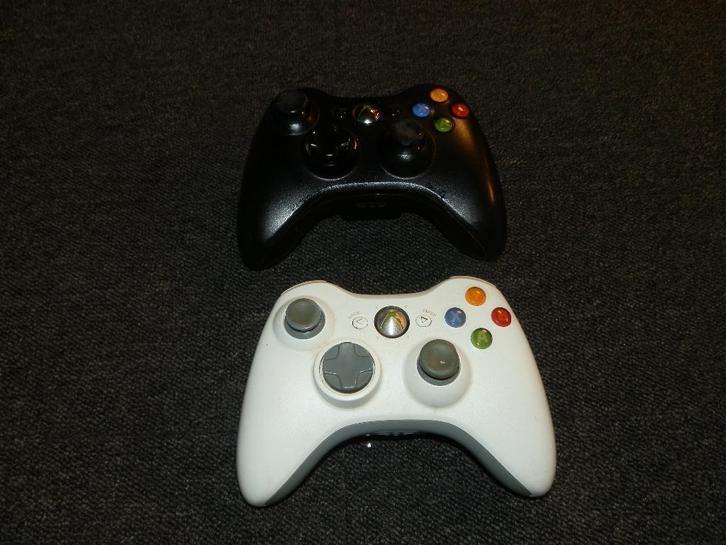 Xbox 360 controller wit en zwart draadloos, Spelcomputers en Games, Games | Xbox 360, Gebruikt, Overige genres, 1 speler, Vanaf 3 jaar