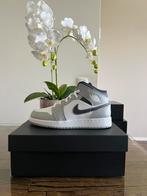 Jordan 1 Mid Smoke Grey 38,5 / 40, Nieuw, Grijs, Ophalen of Verzenden, Sneakers of Gympen