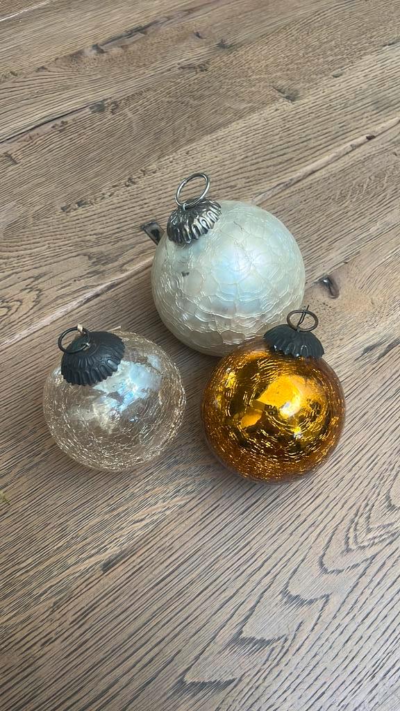 3 kerstballen met craquelé – verschillende kleuren, Diversen, Kerst, Zo goed als nieuw, Ophalen of Verzenden