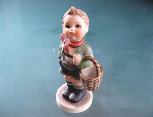 Hummel Goebel beeldje Village Boy / Jongen met Mand 513/0, Verzamelen, Beelden en Beeldjes, Hummel, Ophalen of Verzenden