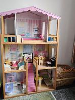 Poppenhuis inclusief meubels en barbies en kleertjes, Ophalen of Verzenden, Zo goed als nieuw, Poppenhuis
