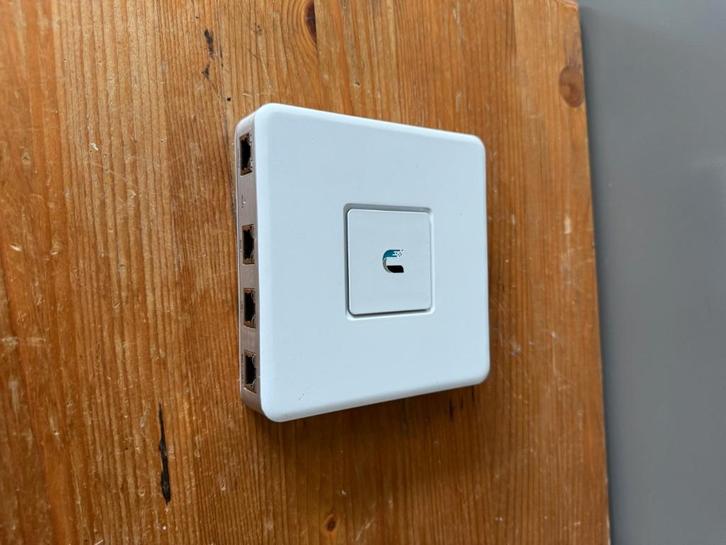 Ubiquiti UniFi Security Gateway (USG) – Router/Firewall, Computers en Software, Routers en Modems, Gebruikt, Router met modem
