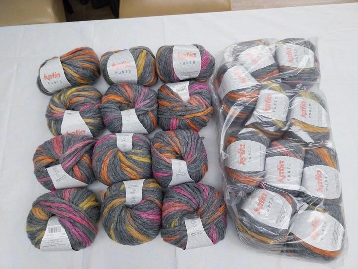 Partij met ruim 680 bollen wol, Hobby en Vrije tijd, Breien en Haken, Nieuw, Breien of Haken, Wol of Garen, Ophalen