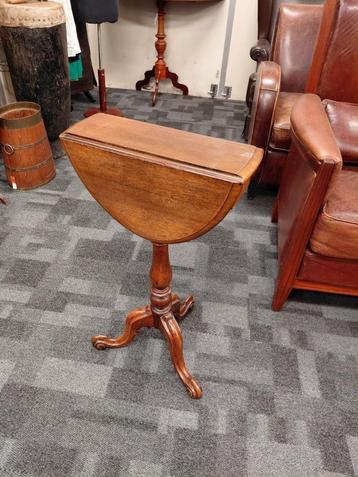 Biedermeier mahonie hangoortafel met driespant en 2 laden. beschikbaar voor biedingen