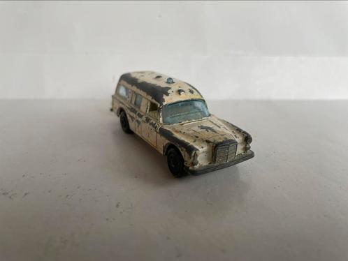 model Binz ambulance Mercedes Benz Matchbox Lesney 1/50, Hobby en Vrije tijd, Modelauto's | 1:50, Gebruikt, Auto, Matchbox, Ophalen of Verzenden
