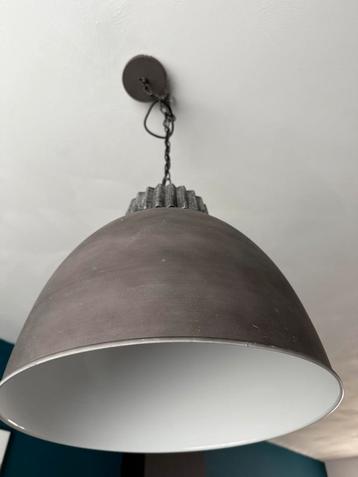 Industriele hanglamp, twee stuks. beschikbaar voor biedingen