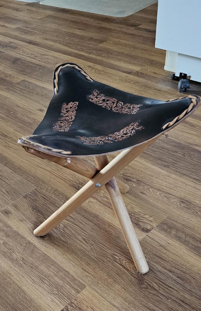 Handgemaakte, opvouwbare kruk, echt leder, Huis en Inrichting, Krukjes, Zo goed als nieuw, Overige materialen, Ophalen of Verzenden