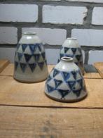3 Handgemaakte zandgrijs met blauw (sier)vaasjes, Ophalen of Verzenden