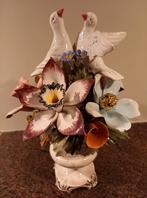 Prachtig porseleinen vaas met porseleinen bloemen en duiven, Antiek en Kunst, Antiek | Porselein, Ophalen of Verzenden