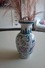 Mooie decoratieve vaas, Wit, Aardewerk of Porselein, Ophalen of Verzenden, Zo goed als nieuw