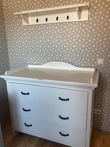 Ruime handgemaakte commode beschikbaar voor biedingen