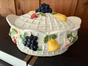 Prachtige decoratieve dekschaal. beschikbaar voor biedingen