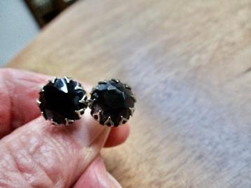 Zilverkleur vintage oude klem oorbellen met zwarte steen beschikbaar voor biedingen