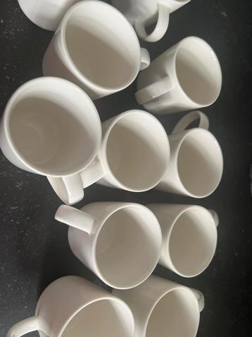Gratis kleine koffiekopjes. beschikbaar voor biedingen
