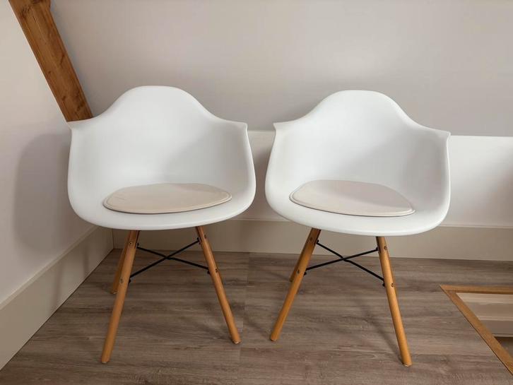 2 Witte kuipstoelen met houten poten, Huis en Inrichting, Stoelen, Zo goed als nieuw, Twee, Hout, Kunststof, Wit, Ophalen