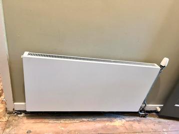 Keurige witte paneelradiator, 120 x 50, vlakke voorplaat beschikbaar voor biedingen
