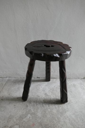 Vintage houten brutalist kruk. beschikbaar voor biedingen