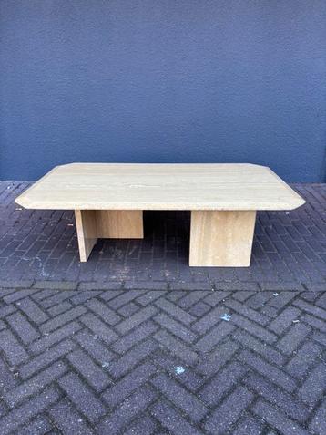 Vintage Italiaanse travertin salontafel beschikbaar voor biedingen