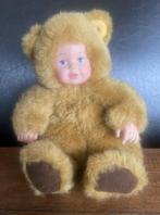 Vintage Anne Geddes zittende beer met blauwe ogen, Verzamelen, Poppen, Ophalen of Verzenden, Zo goed als nieuw, Pop