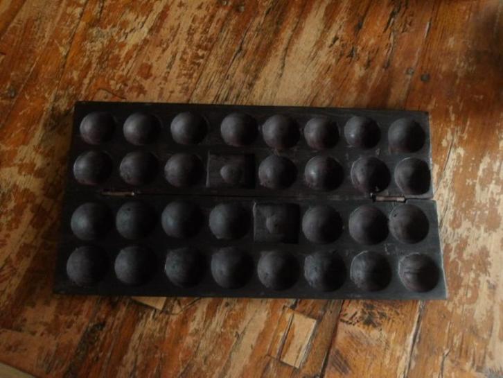 Macala spel teak hout met drie olifanten op de doos., Hobby en Vrije tijd, Gezelschapsspellen | Bordspellen, Zo goed als nieuw