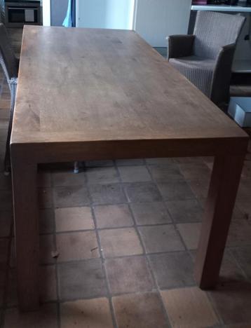 Massief eikenhouten tafel beschikbaar voor biedingen