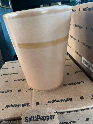 Te koop 12 bekers / mokken bruin/ beige beschikbaar voor biedingen