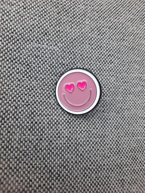 1 leuke smiley pin met hartjes ogen te koop, Verzamelen, Speldjes, Pins en Buttons, Nieuw, Speldje of Pin, Overige onderwerpen