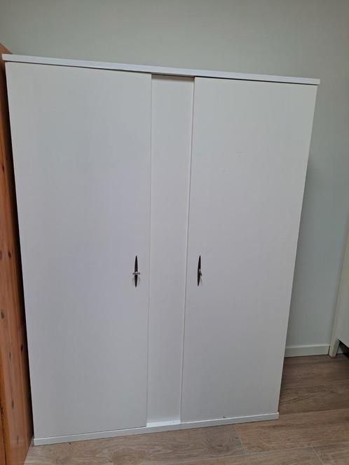Kledingkast. Massief hout. Degelijk. Met sloten, Huis en Inrichting, Kasten | Kledingkasten, Gebruikt, 150 tot 200 cm, 100 tot 150 cm