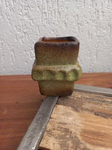 Vest Keramiek. Groen vaasje. Vintage bloempot. Retro. beschikbaar voor biedingen