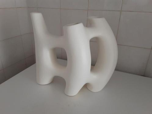 Stijlvolle vaas van het merk Bob Design, Huis en Inrichting, Woonaccessoires | Vazen, Zo goed als nieuw, Wit, Minder dan 50 cm