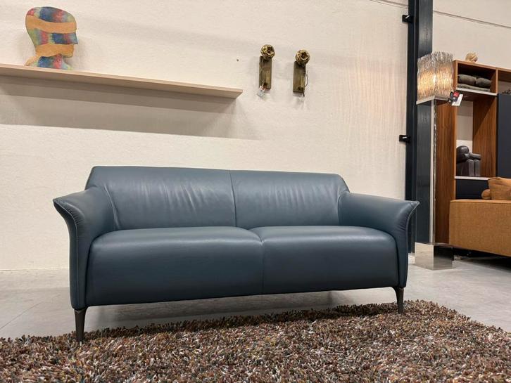 Showmodel Leolux Mayon 2,5 zits Bank Raffino whale leer, Huis en Inrichting, Banken | Bankstellen, Nieuw, Rechte bank, Tweepersoons