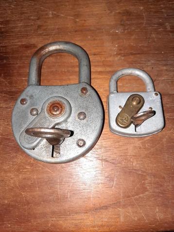 Vintage Hangsloten Set beschikbaar voor biedingen