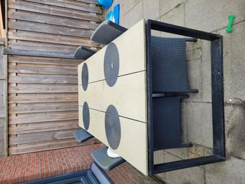 grote tuintafel met 4 stoelen   beschikbaar voor biedingen