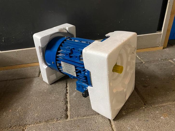 E.M.C. elektromotor 3kW 400V MS90L-2 industrieel, Doe-het-zelf en Verbouw, Gereedschap | Machine-onderdelen en Toebehoren, Ophalen