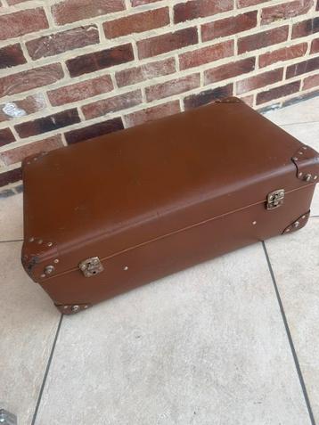 Oude vintage koffer beschikbaar voor biedingen