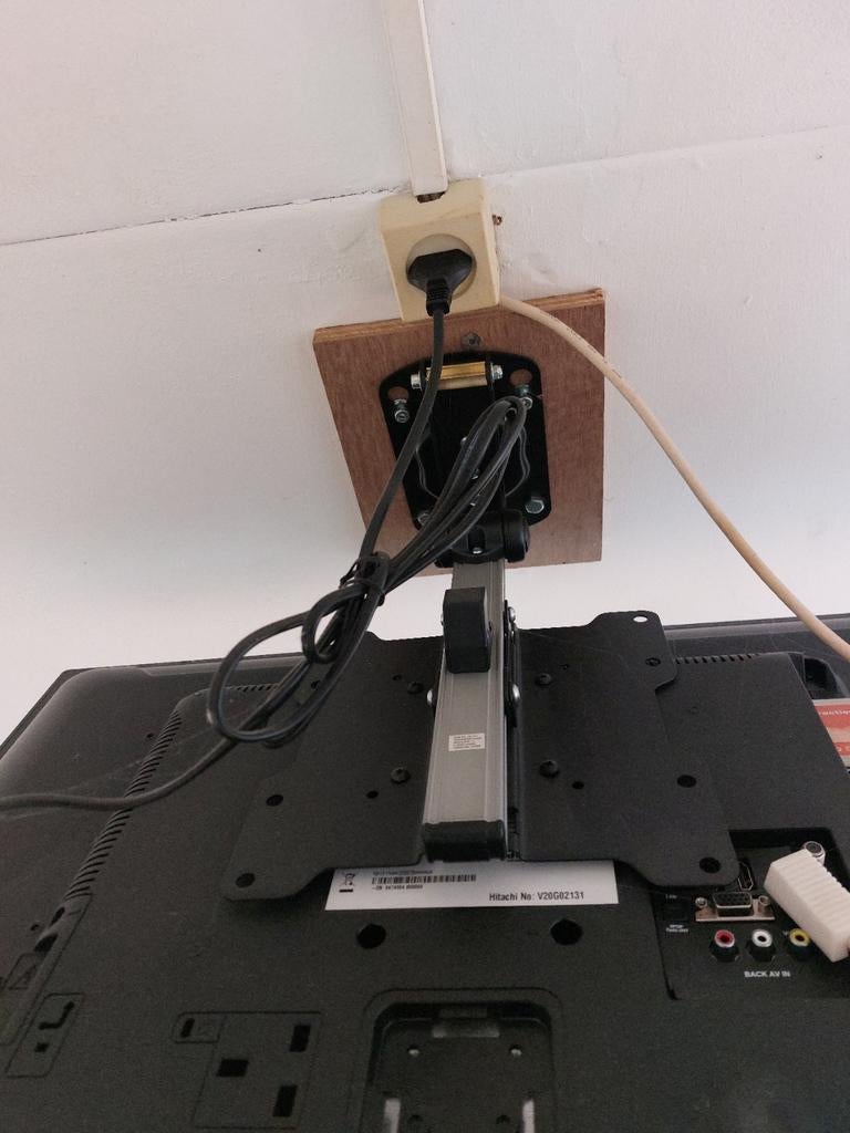 Hitachi LCD TV met Plafondbeugel, Audio, Tv en Foto, Televisies, Overige merken, B, Gebruikt, N