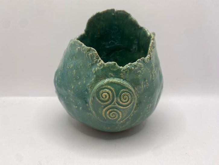 Wierookpot met Trisikel - Handgemaakt, Antiek en Kunst, Antiek | Keramiek en Aardewerk, Ophalen of Verzenden