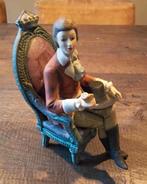 Biscuit porseleinen beeldje: jonkheer in stoel, Ophalen of Verzenden