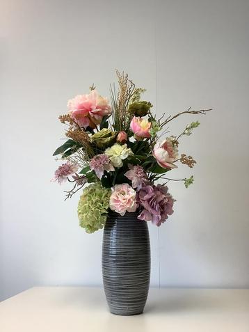 Super mooi vol pastel boeket in stenen pot 80 hoog beschikbaar voor biedingen
