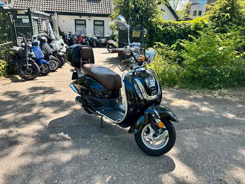 AGM Retro | Blauw kenteken | Begrenzer | alarm | Top koffer|, Fietsen en Brommers, Scooters | Overige merken, Zo goed als nieuw