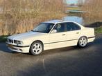 BMW M5 1991 zeer mooie auto, Auto's, BMW, Achterwielaandrijving, Zwart, 3500 cc, Wit