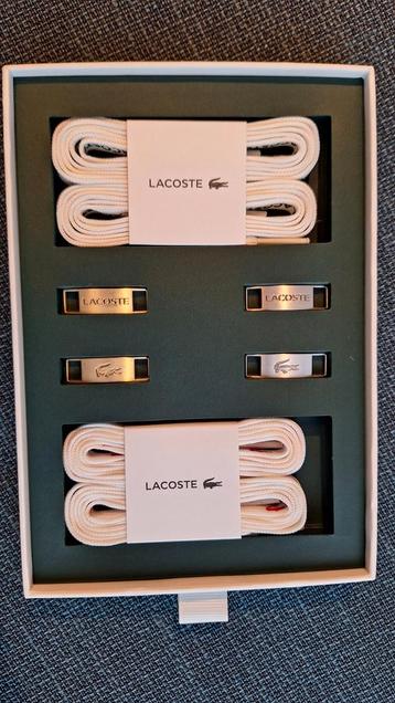 Lacoste schoenveters en gouden emblemen