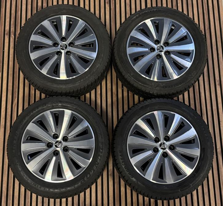 Nieuwstaat set 17' Skoda velgen 5x112 Nieuwe GoodYear 215/55, Auto-onderdelen, Banden en Velgen, Banden en Velgen, Winterbanden