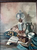 Toon Willemsen, ingelijst stilleven met tin, boeken en lamp, Antiek en Kunst, Kunst | Schilderijen | Klassiek, Ophalen