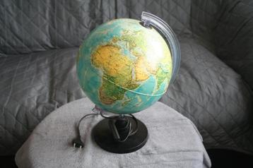 leuke oude vintage globe wereldbol met werkende verlichting beschikbaar voor biedingen
