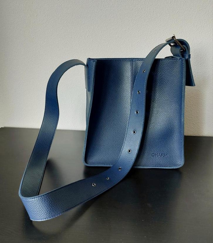 CHARM donkerblauwe schoudertas, Sieraden, Tassen en Uiterlijk, Tassen | Damestassen, Zo goed als nieuw, Schoudertasje, Blauw, Ophalen of Verzenden